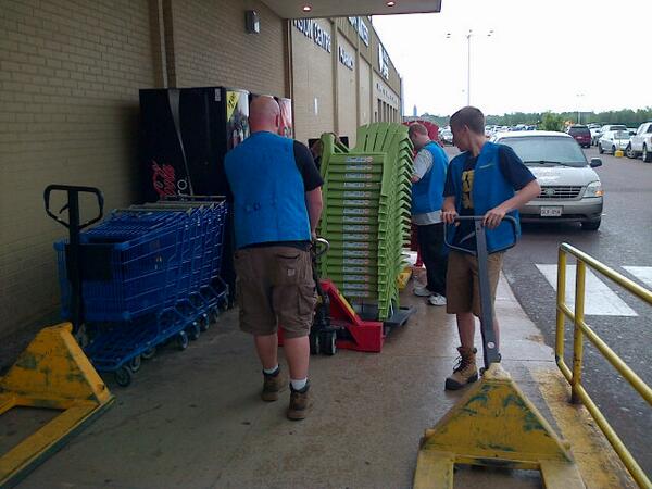 SandyJill2013's tweet photo. #Ready4Summer Even when the rain pours, we come together to make it work for the customer :) at 3056. @WalmartCanada. http://t.co/Gye2Kg20HM