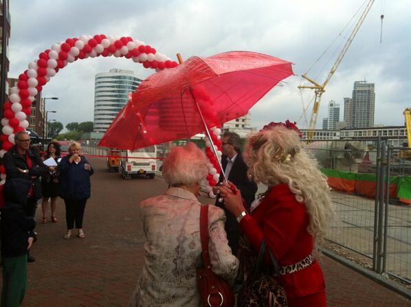 Nieuwe stadswijk #Amstelkwartier is vandaag feestelijk geopend door <a href="/thijsreuten/">Thijs Reuten 🇪🇺🌹</a> en nieuwe bewoonster van 90 jaar!