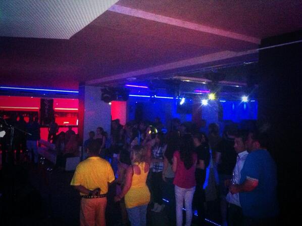 esharveyspecter's tweet photo. Conciertazo de Rumba Flamenca en @QatarPozuelo!! Lleno hasta la bandera!!! http://t.co/DPR8UJO5b8