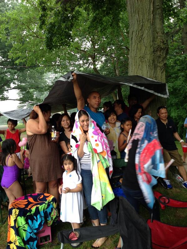 robintalabis's tweet image. Rain or shine, Filipinos always party #filipinoproblems @Filipino_probs
