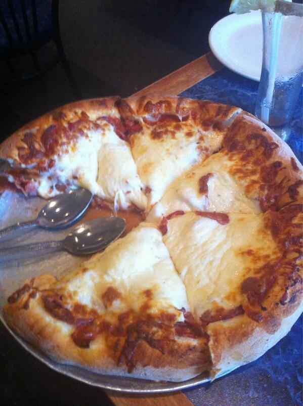 LizzyMLSF's tweet image. Now that's a pizza #deepdish #PizzaRules