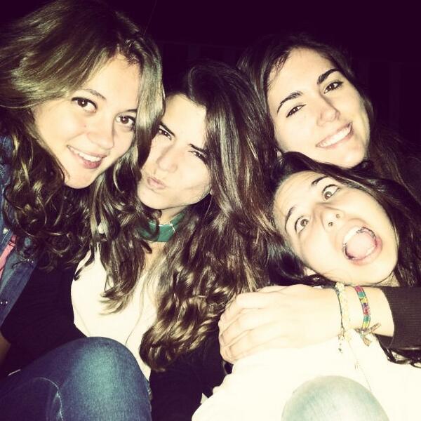 EmcSara's tweet photo. @AlbaMassanet @bbeeaa8  @NuriaBorrasP + alcohol = locura màxima #esporles os quieruu♥ http://t.co/otOhS7Z0cx
