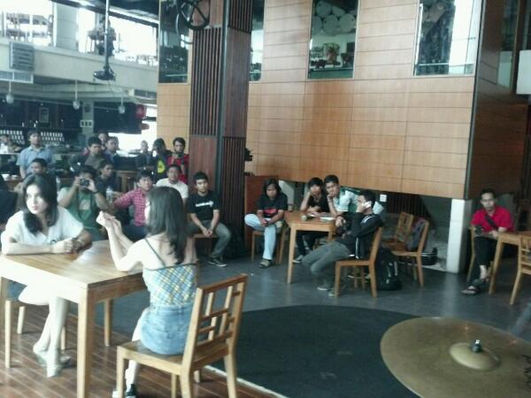 Session 2 prktk prdksi w/ om <a href="/bennykadar/">Benny Kadarhariarto</a> #PhotoTalkwithExperts at <a href="/WoodsyGab/">WoodsyGab Food court</a> cc. <a href="/DSLRCinemaId/">DSLR Cinema Indo</a> <a href="/sigmaphotoind/">SigmaPhotoIndonesia</a>