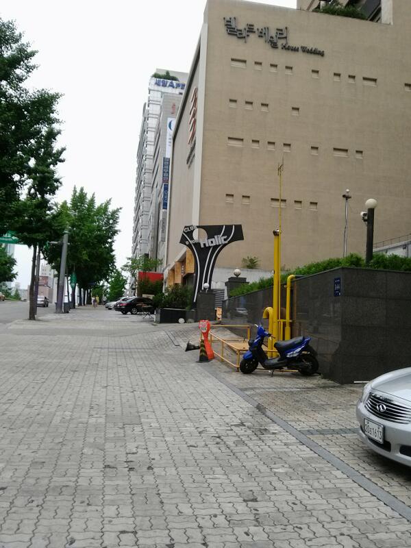 오늘은 바로 트리플쇼가 하는날!! 신사역1번출구에서 언덕길로 에스오일 주유소까지 쭈욱 올라오시면 클럽홀릭이 보입니다^^ 조심히 찾아오세요^^