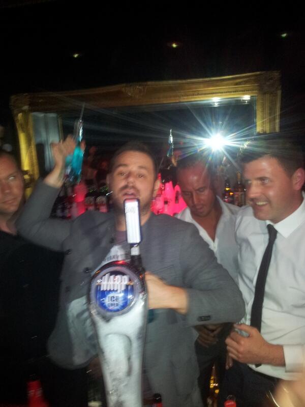 hollyscott90's tweet photo. @MrDDyer check u out givin out drinks :) thanks ;) x http://t.co/3NkRUkzZYW