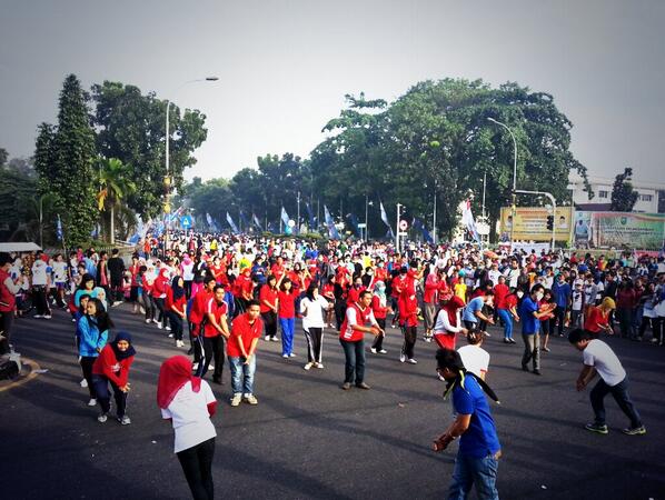 infoPKU's tweet photo. 09.27 #eventPKU Suasana #Dance4Life di CFD Pekanbaru. selamat menebar manfaat #AgentOfChanges http://t.co/IG1U2a52ST - @pcmi_riau
