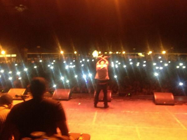 YomoMusic's tweet photo. Six Flags New England dejándole caer to el peso... #SoldOut #YomoPa http://t.co/9bd1aAqzTk