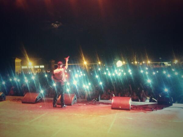 YomoMusic's tweet photo. Gracias a mi público que nunca me abandona... Seguimos trabajando fuerte para ustedes #Electrocute #YomoPa http://t.co/53Wy4MTdk5