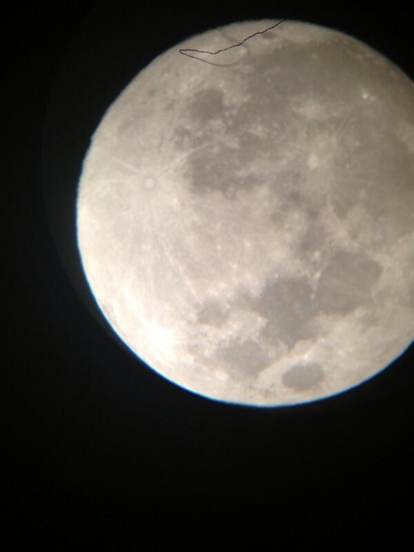 asinge01's tweet photo. View of the moon via telescope and iPhone with Alex and Emma. http://t.co/wLpRDpVpD2