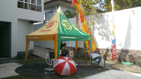 Booth nya @dagadudjokdja ada mbak2 cantiknya :3 #Raceplorer2