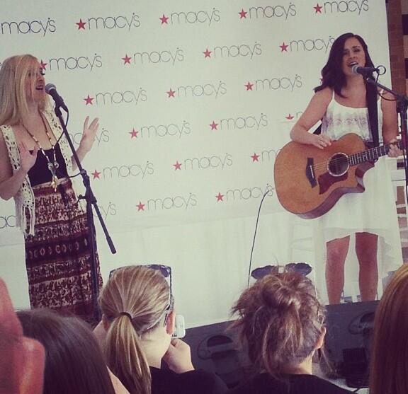 MandLTourUpdate's tweet image. The twins at the in store in Seattle today :) did any of you go?