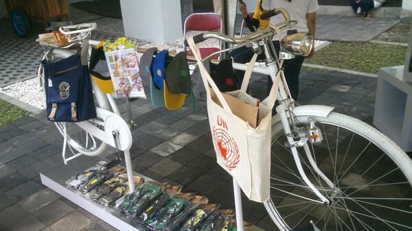 Ada sepeda onthel panjang banget di booth nya @dagadudjokdja :O #raceplorer2