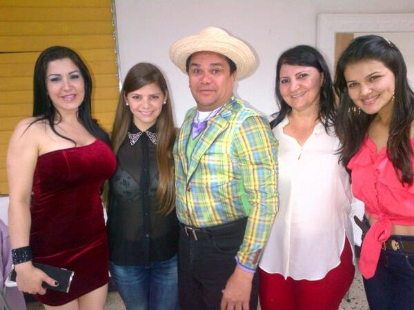 JessicaElJ's tweet photo. Con el Benjamin @ErGuacharo jajaja! @ZaidaElBrihi @LenysMolina http://t.co/p4zLpN602D