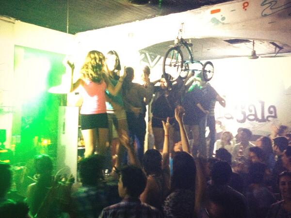 Haciéndonos locos en <a href="/LaSalagt/">La Sala </a> Antigua Guatemala !!!! Gracias llenazo total !!!