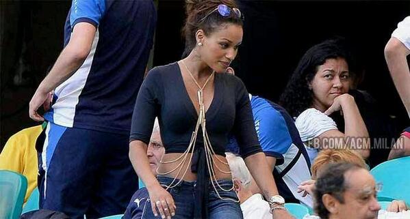 #MilanWagsPic Fanny Neguesha kembali menyaksikan Balotelli bermain kala melawan Brasil