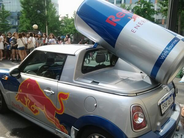 짜잔~ 공연장앞에서 진행하는 레드불행사!! 에너지업~!! 힘이야 솟아라~! ㅎㅎ