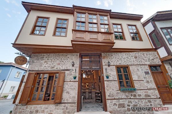 Sevgili dostlarım, Kaleiçi'nde uzun süredir restorasyonu ile uğraştığımız tarihi konakta Karaf Bistro'yu açtık.