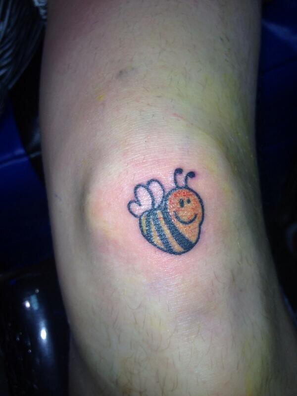 1TomStringer's tweet image. “@GudgerAlex: Just payed for @adam_perry1 to have a bee tattooed on his knee hahaha!! #twat #beeknees 😂😂😂 http://t.co/UQxDZ3y9o4” hahahahaha