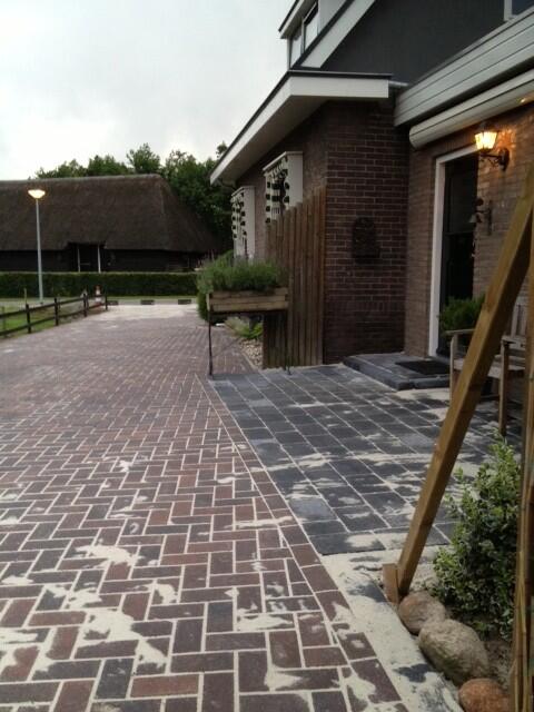 Weer een zeer tevreden klant ditmaal uit #Eext, aanleg #bestrating oprit en terras. #Vakwerk van <a href="/erwinpoelman/">Erwin Poelman</a>