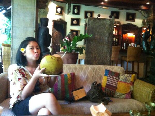 Evelnik's tweet photo. Ngaso dulu abis visit store.. At ubud marni's warung :D http://t.co/TPMv3xnymK