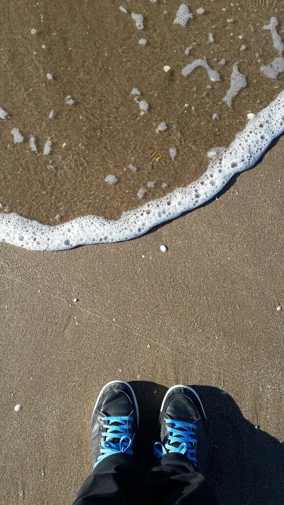 cucamarcha's tweet photo. Adidas y el mar. #carilo #beach http://t.co/4K3GsQZWvO