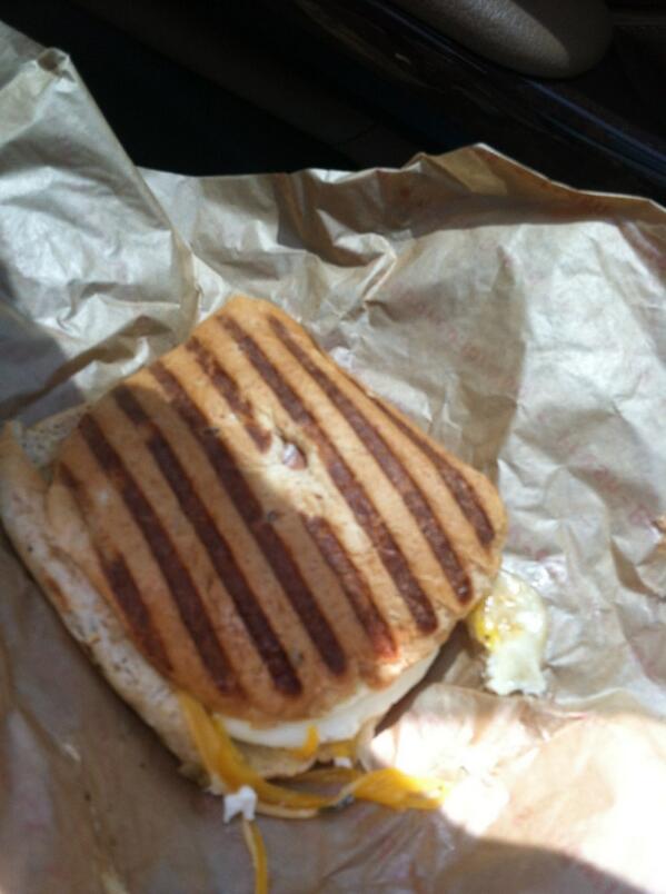 SheTheChange's tweet photo. @NoahsBgls I have to say- I'm shocked at the disgusting presentation of this "meal"! Basically inedible http://t.co/eJWREU8hiT