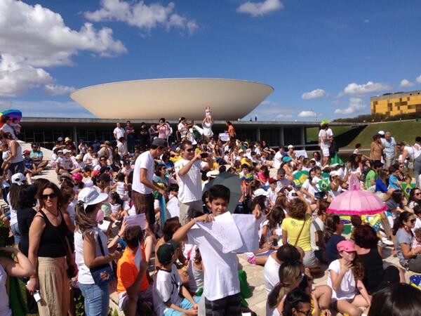MarceloTas's tweet photo. “@matheusgf: Marcha das crianças, invasão da rampa do Congresso! ;-) #protestodf #marchadascriancas http://t.co/R8X5nASWtn” // Lindo