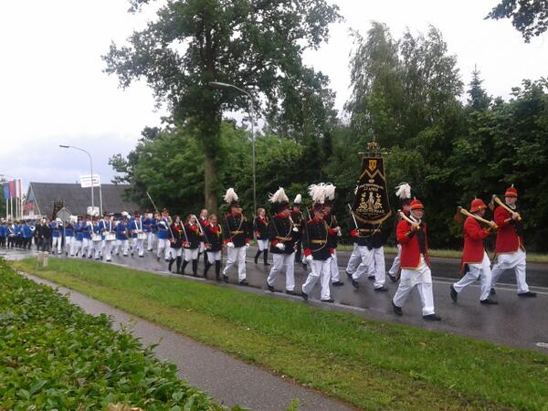 Schutterij <a href="/stannaoz/">St Anna Oud-Zevenaar</a> op weg om de 'oude' koning op te halen. Volgens mij op het bettestraatje blijven steken..