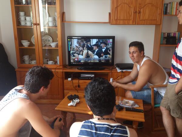 RodriiChaves's tweet photo. Al pie del cañón, viviendo la fiesta menorquina jajajajajajaja @JaviAyanz. @xiscoferrerg @DvdBautista. #Menorca2013 http://t.co/mJd05B8lz2