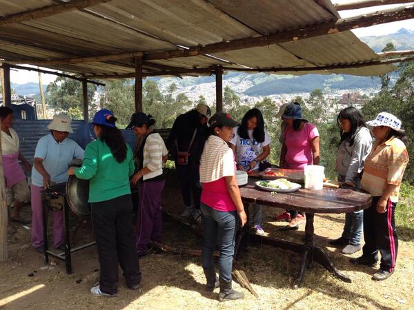 glincango's tweet photo. Familias y voluntarios compartiendo en el barrio @TECHOecu San Francisco de Miravalle http://t.co/cJG6lE7Hdz