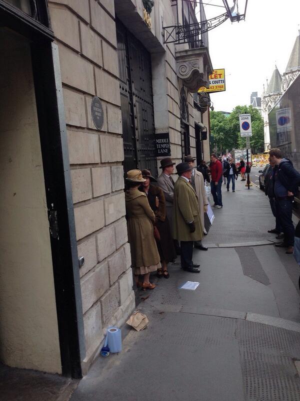 DowntonLive's tweet image. EXCLUSIVE: BTS photo of DA S4 filming 23/06/2013 in London, UK #ladylikeexcitedface :)
