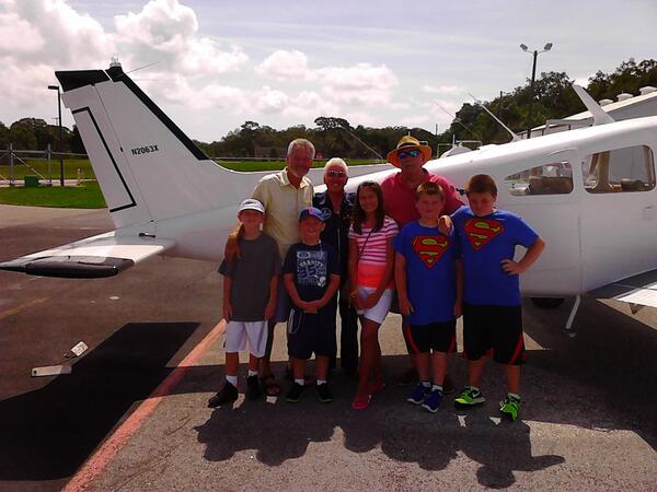 ShuttleLandExp's tweet image. Rick and his family enjoyed their SLE Level 1 flight at their family reunion.