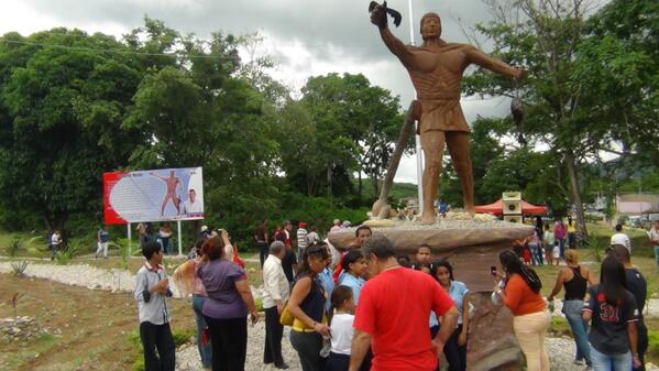 GUATOPOTV's tweet photo. INAUGURACION DE LA ESTATUA DEL INDIO MACUTO EN SANTA LUCIA http://t.co/H3jnHYhncM