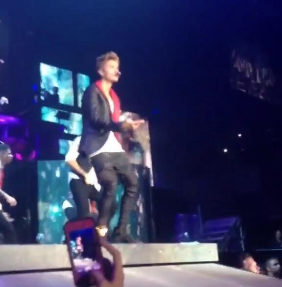 BiebsPeru's tweet image. Justin on stage in San Diego (06/22/13) #BELIEVEtour (14)