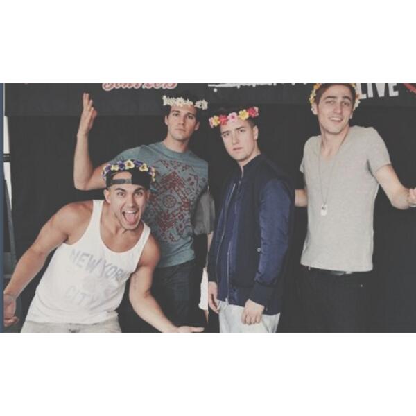 catdayzd's tweet photo. my bbz are so cute. #CONCERTTODAY http://t.co/XZlKELU6my