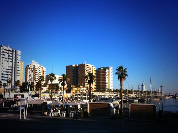 inmassoni's tweet photo. Ambientazo en @muelleuno, hoy con  #mercadillo incluido!! http://t.co/MUG52oHNrM