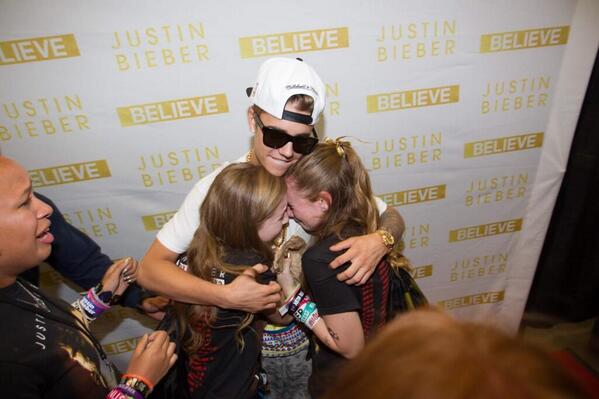 thifhanyna's tweet photo. Owww:'')"@catchingbieb3r: awwwwwwww http://t.co/RKS7tPgA3Q"
