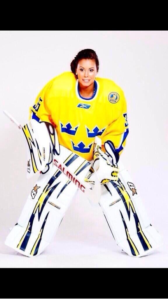 SwedishDangles's tweet photo. nobody can dangle past this babe http://t.co/YCpHLv3md3