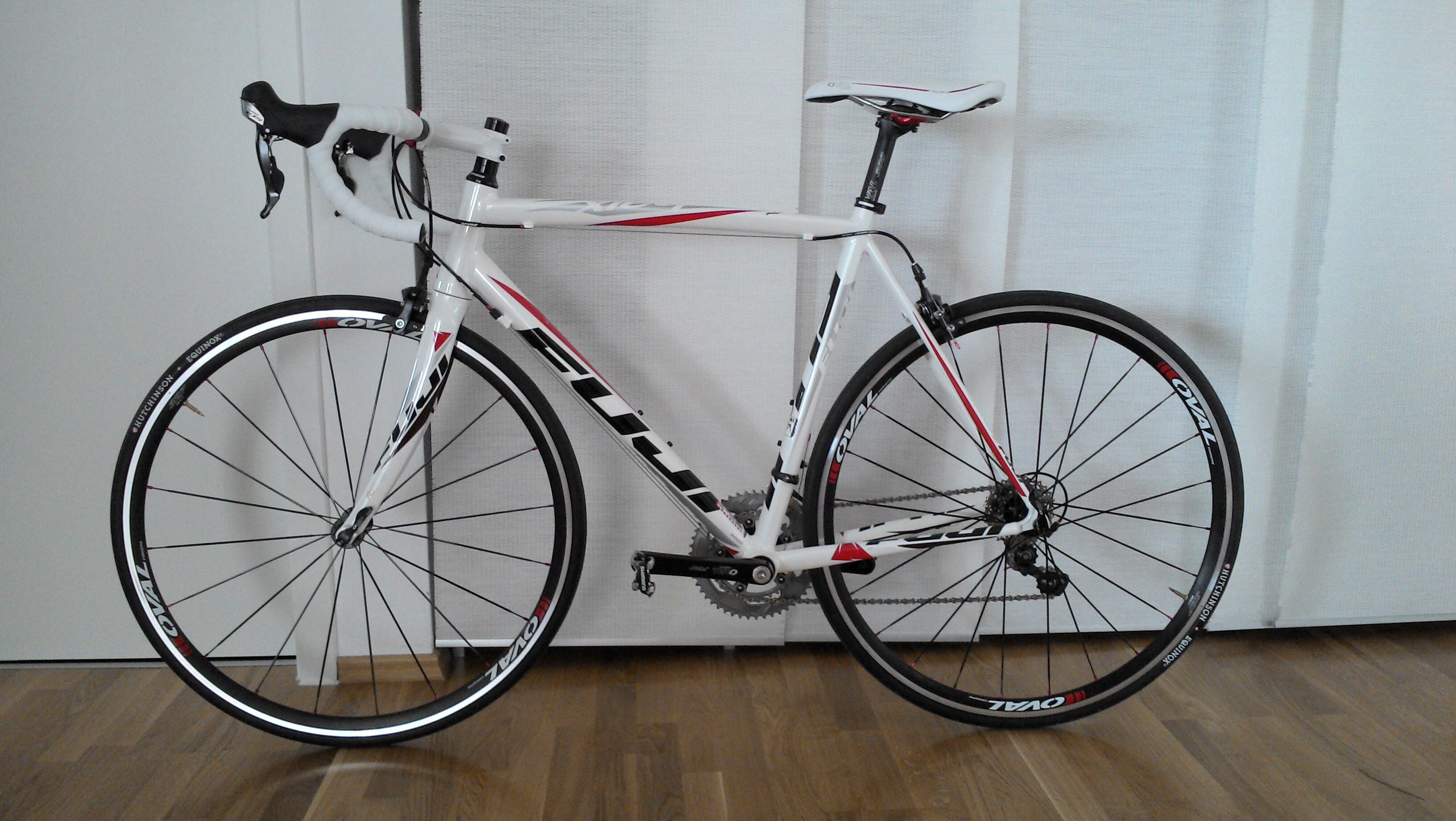 Fuji roubaix sales 1.3 road bike