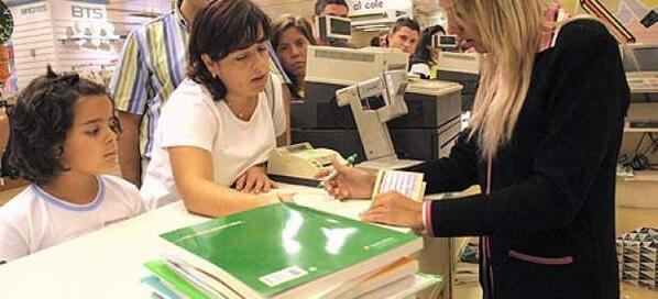 Encuentroemple's tweet photo. Un grupo de profesores crea libros de texto digitales para que los padres no gasten cada año http://t.co/9YWTOi8Mm4 http://t.co/aHkD73qyVD
