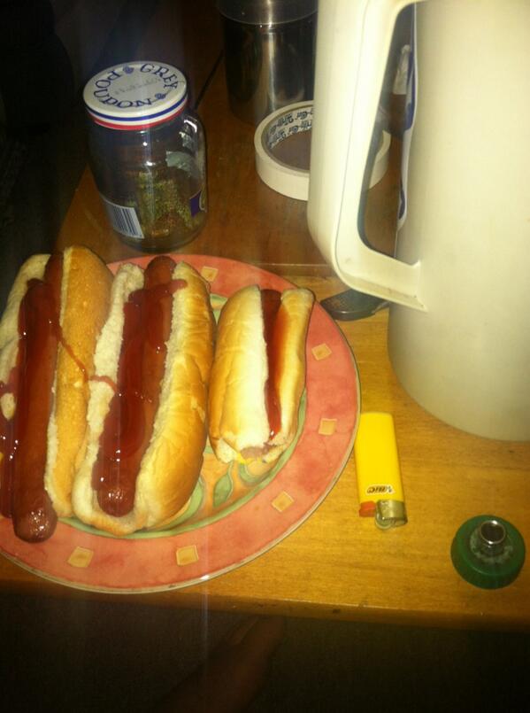 GeebNation's tweet photo. A few dogs with my geebs. #Afternoonsnack http://t.co/cy3AkuG3B1