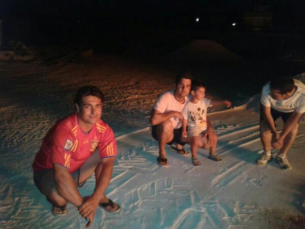 rafaguti80's tweet photo. En la hogera de san juan de la familia gutierrez yo con mi camiseta de #españa que valla partido k se han marcado hoy http://t.co/L4AG2SDwVQ