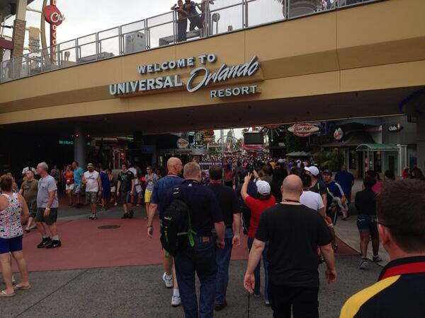 xmperry's tweet photo. CUG invades universal.  #clus http://t.co/apGyvEL0kH