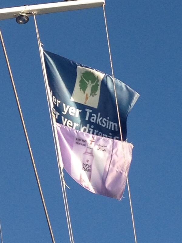 sanergulsoken's tweet photo. Bir takım sosyalistler, teknelerinde viskilerini yudumluyor... http://t.co/GkEpB598X7