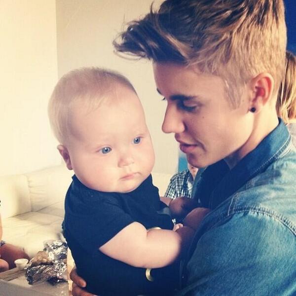 jenoteverse's tweet photo. Justin with baby austin http://t.co/fH1uM2iRdl