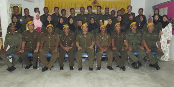 fatin4886's tweet photo. Potret Kenangan RT @nornazhirah: brgambr brsama peserta2 kursus @Zahid_Hamidi @KP_RELA @relamalaysia @Rela_Perak http://t.co/4P5aLb3DYl