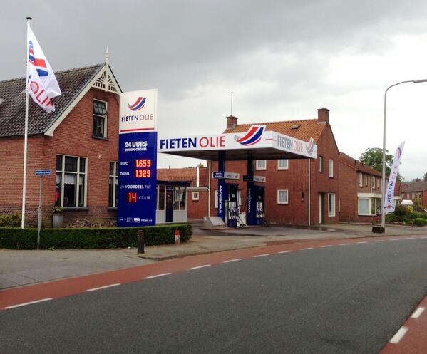 Inmiddels zijn ook het prijzenbord en de vlaggenmasten geplaatst, op ons #tankstation in #Nijverdal!