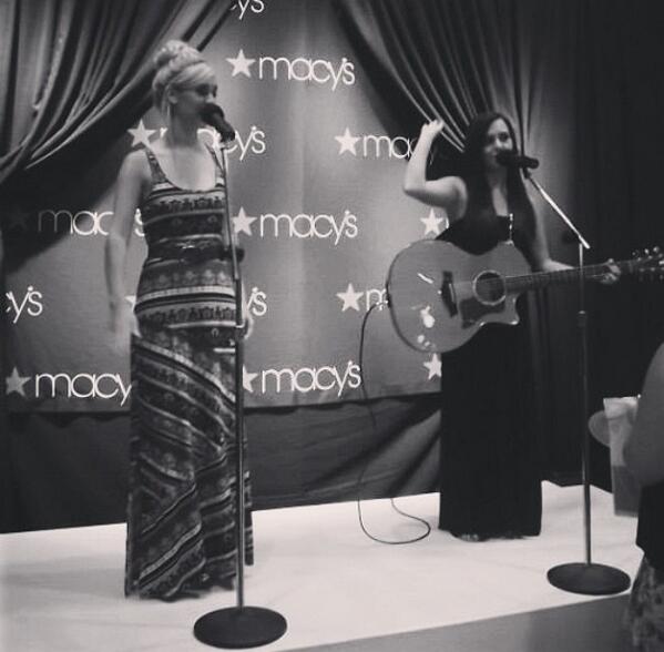 MandLTourUpdate's tweet image. Twins in Detroit today! Digging those maxi dresses (cr: @meganandlizweb)