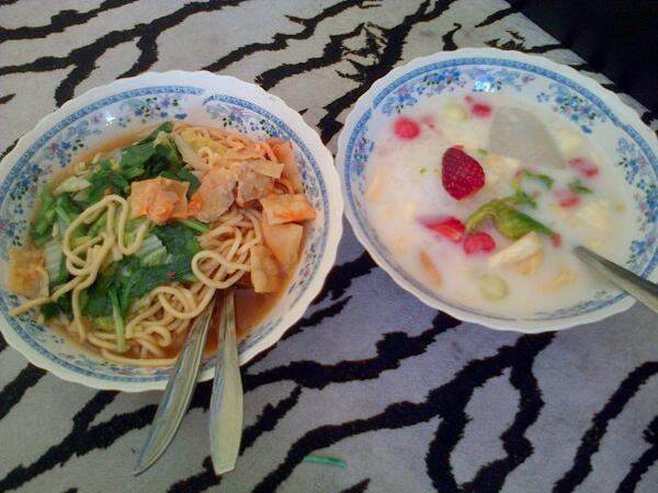 meilifarra's tweet photo. Siang2 pling enak makan mie ayam super pedes + sop buah!! (˘ڡ˘)(y) @nila_chyla http://t.co/8d9kXf1zqP