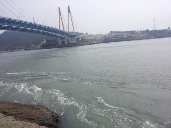 jski3161's tweet photo. 명량해전의 접전지 울둘목의 거대한 물쌀을 보고, 우리 선조들의 지혜에 경의를 표하게 됩니다. http://t.co/uT4IeLmxSG